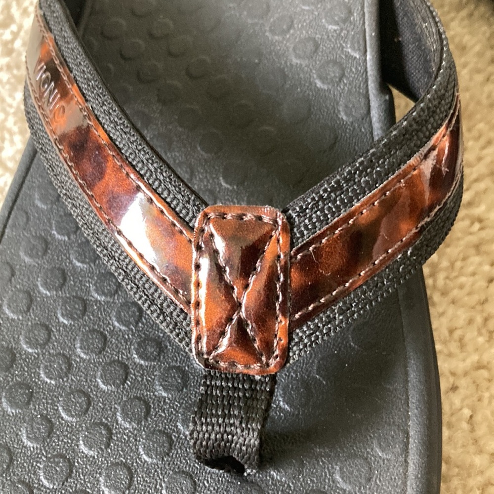 Vionic Size 8 Tortoiseshell, print straps.  Only worn a few times! - Picture 3 of 7